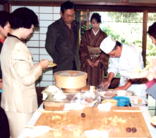 京の冬の旅「京の町家「紫織庵」で投扇興・和菓子作り体験」